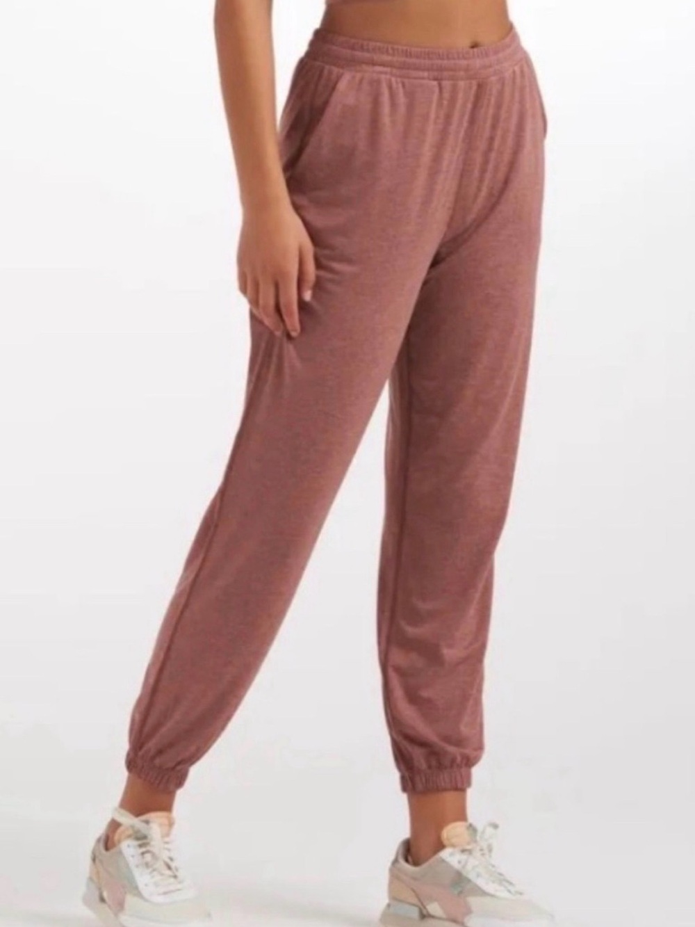 Vuori Women's Boyfriend Joggers in light terracotta